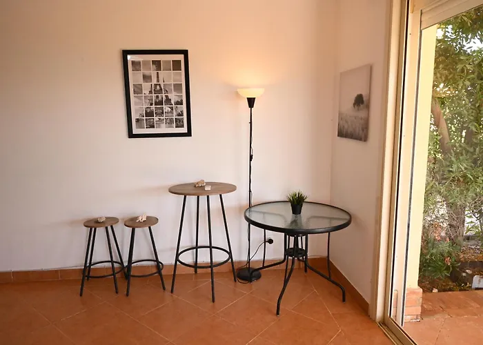 5bdr Modern Beachside Retreat In Einbay L 2nd Row Apartment