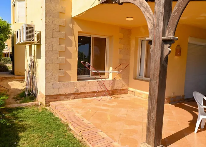 Apartment 5bdr Modern Beachside Retreat In Einbay L 2nd Row *