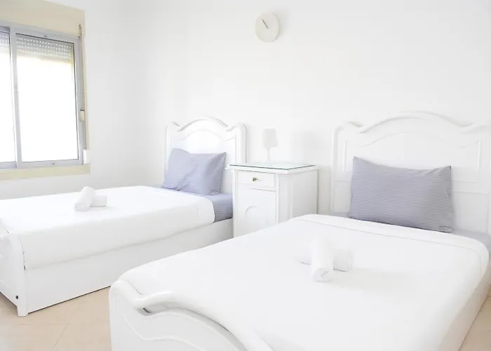 5bdr Modern Beachside Retreat In Einbay L 2nd Row Apartment